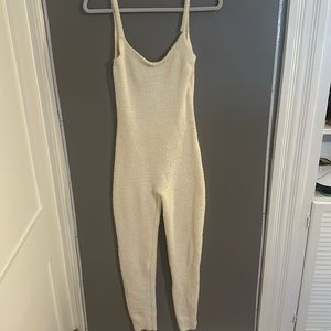 Soft and 100% polyester jumpsuit from Windsor in size small!
